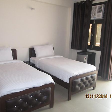 Charanpahari Hotel New Delhi Exterior photo