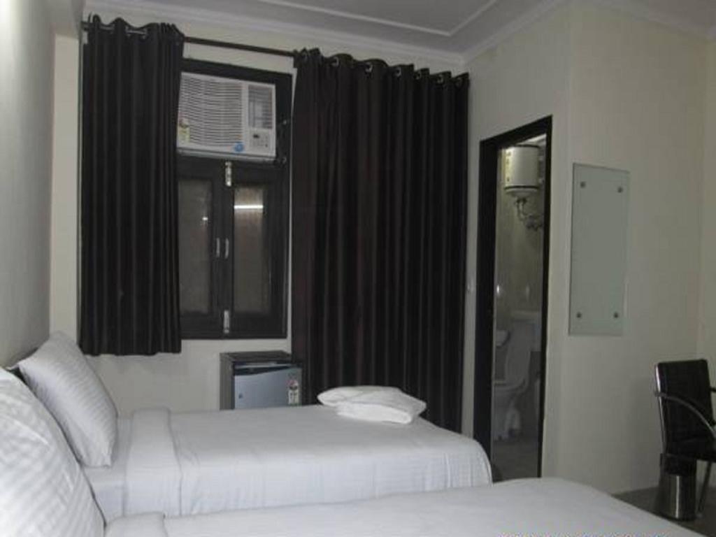 Charanpahari Hotel New Delhi Exterior photo