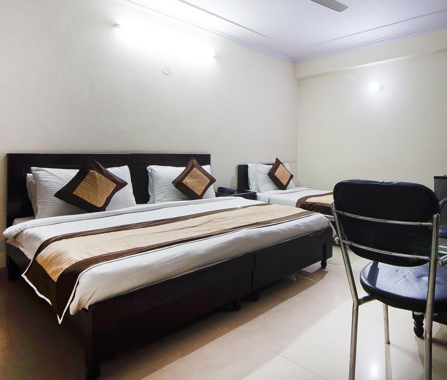Charanpahari Hotel New Delhi Exterior photo