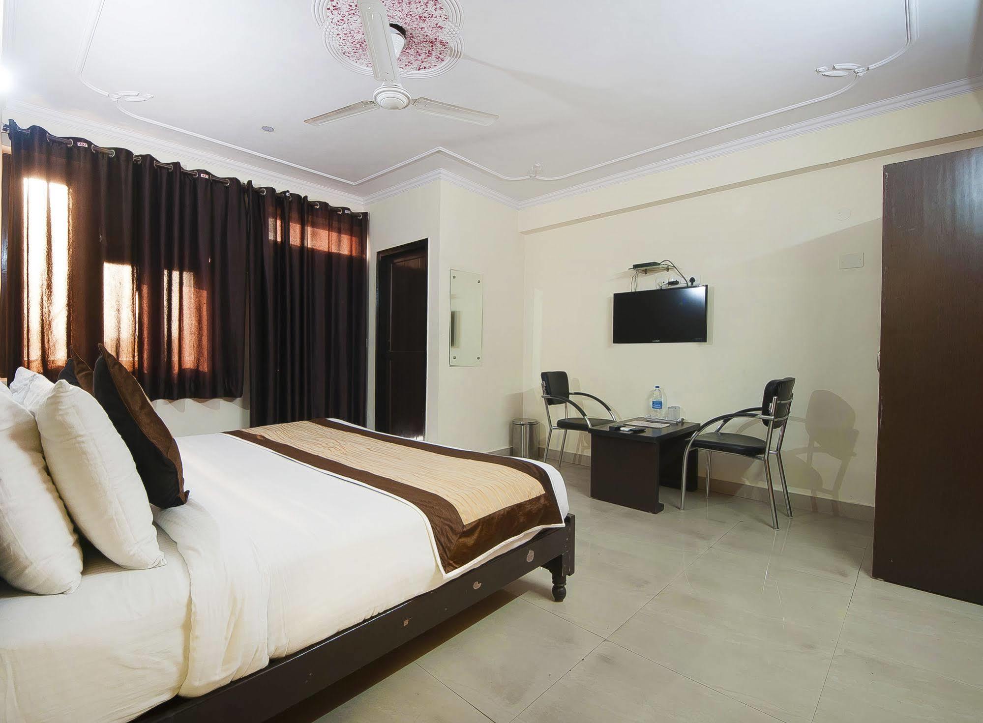Charanpahari Hotel New Delhi Exterior photo